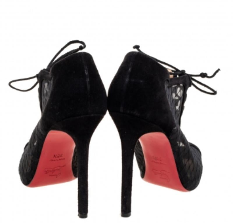 Christian Louboutin - Stivaletti a punta con lacci in rete e pelle scamosciata neri - misura 38,5 in vendita 1