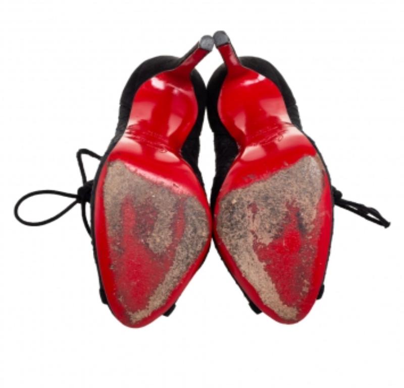 Christian Louboutin - Stivaletti a punta con lacci in rete e pelle scamosciata neri - misura 38,5 in vendita 2