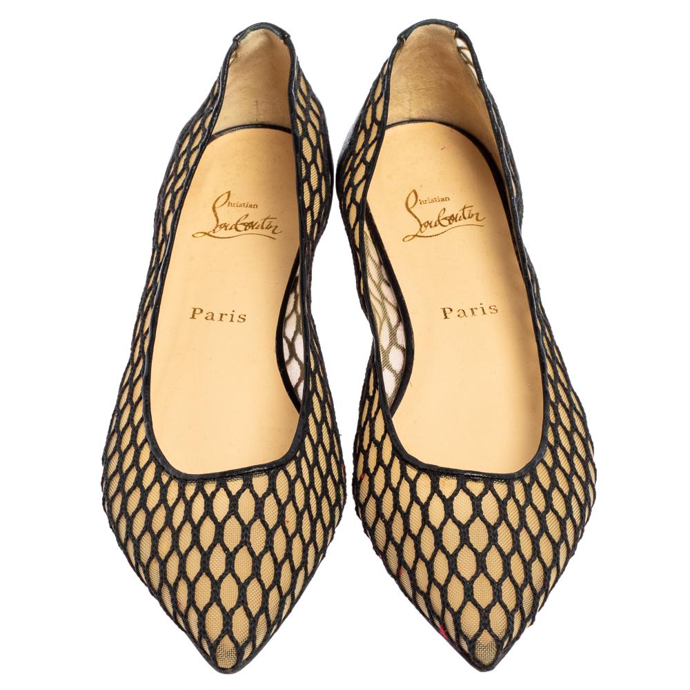 Lend the luxury appeal to your ensembles with these amazing ballet flats from Christian Louboutin. Crafted from mesh and leather and designed with pointed toes, they come equipped with comfortable insoles and the signature red-lacquered