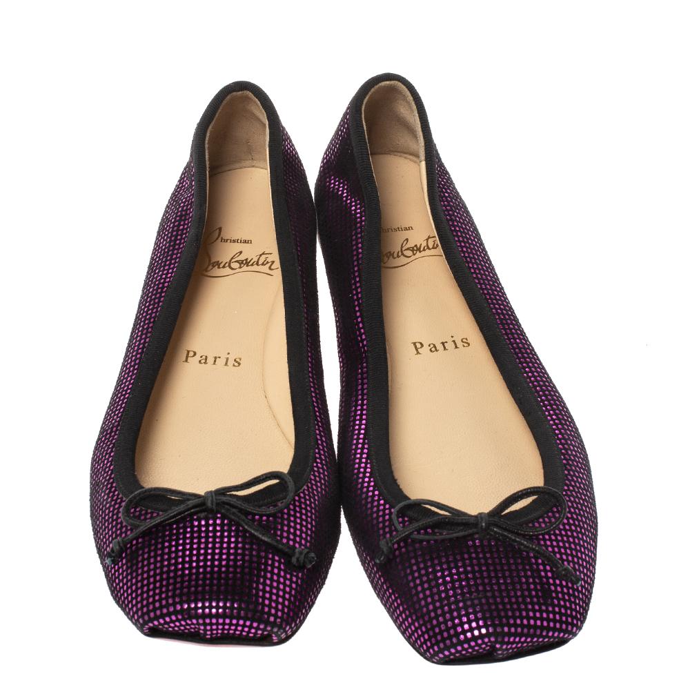 Radiating elegance and feminine grace, these Rosella ballet flats from Christian Louboutin are perfect for the fashionable you! The flats are crafted from metallic pink suede and feature solid black trims, square toes with bow detailing and