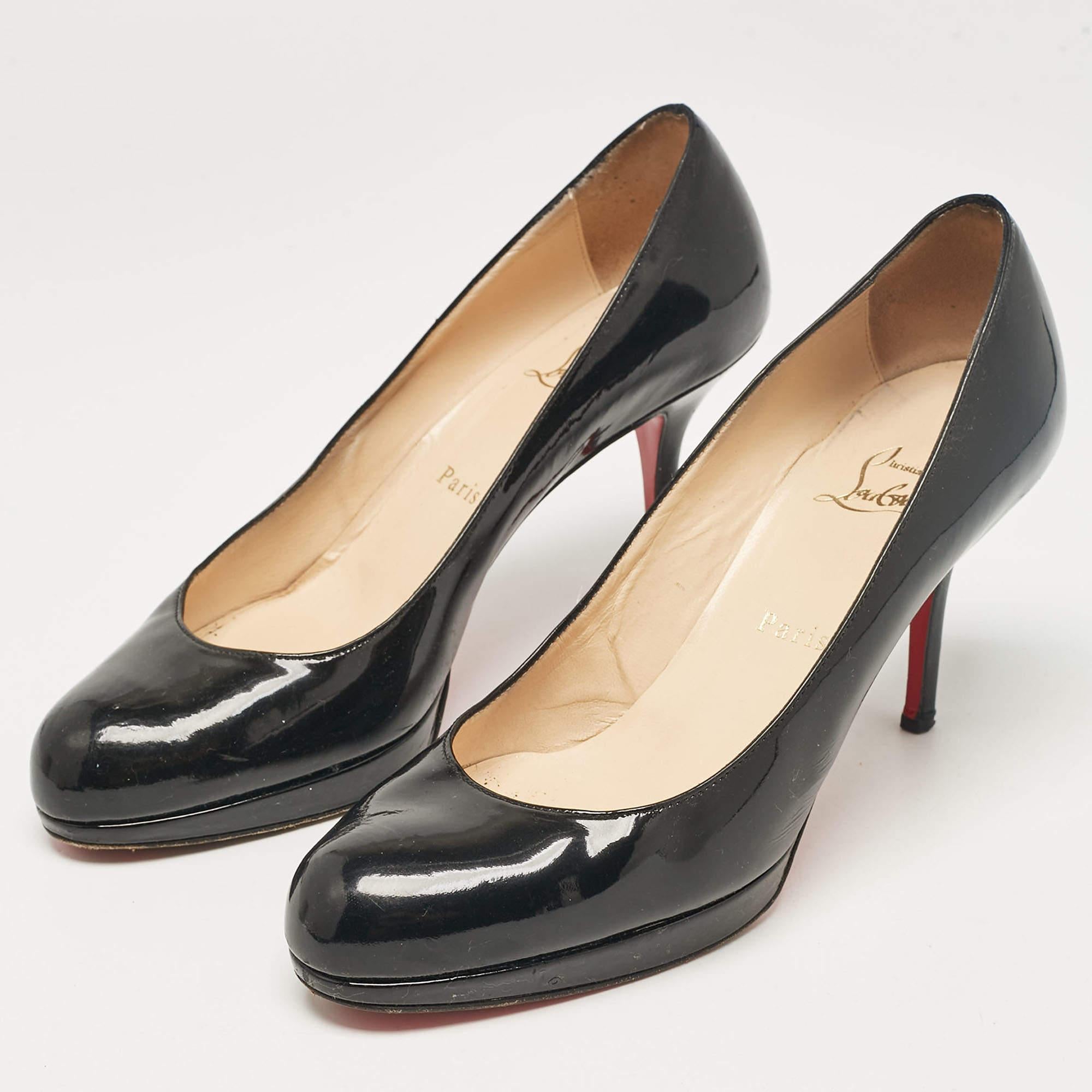Faites preuve de chic avec ces escarpins de créateur. Ils présentent des talons robustes et des semelles durables, parfaits pour vos sorties à la mode.