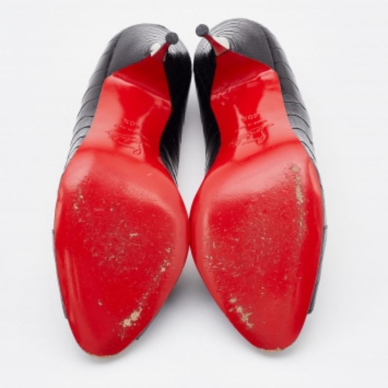 Noir Christian Louboutin Yotruche Peep Toe Pumps en cuir de patte d'autruche noir Taille 40.5 en vente