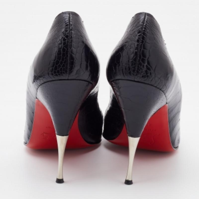 Christian Louboutin Yotruche Peep Toe Pumps en cuir de patte d'autruche noir Taille 40.5 Bon état - En vente à Dubai, Al Qouz 2