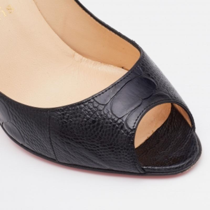 Christian Louboutin Yotruche Peep Toe Pumps en cuir de patte d'autruche noir Taille 40.5 Pour femmes en vente