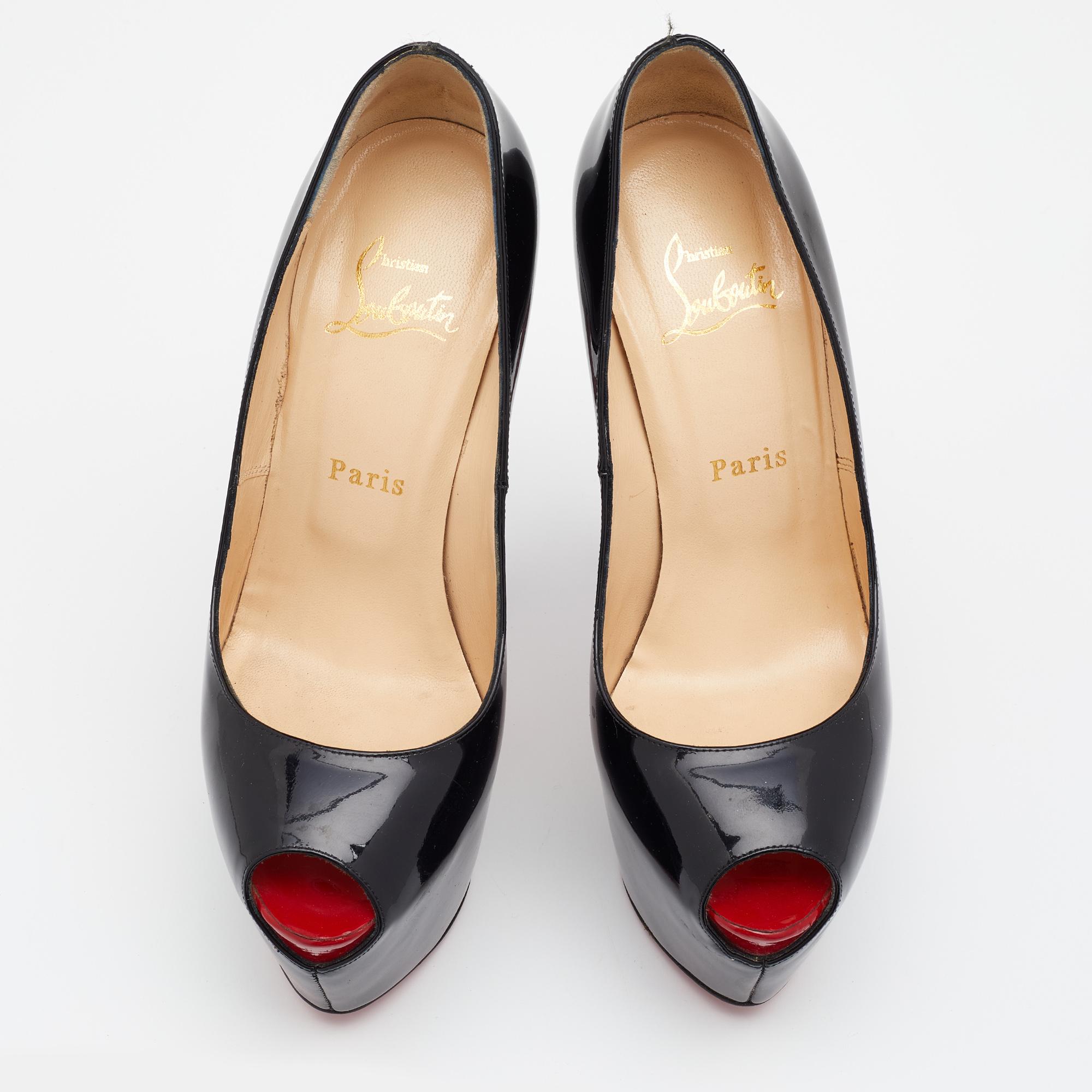 Work your magic while donning these Highness platform pumps crafted from patent leather. Perfect for parties, this pair of Christian Louboutin pumps matches well with cocktail dresses. It is complete with peep toes and towering 15.5 cm