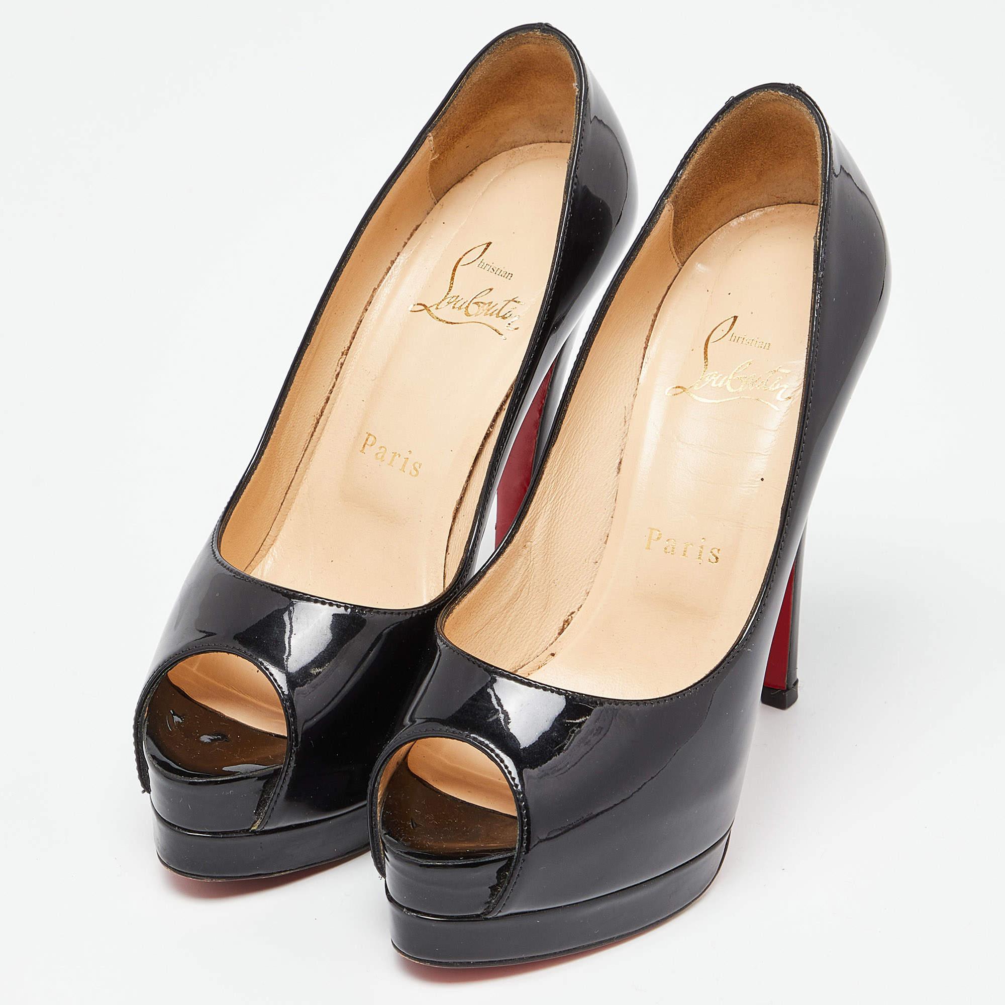 Setzen Sie mit diesen Designer-Pumps ein schickes Stil-Statement. Sie zeichnen sich durch einen robusten Absatz und eine strapazierfähige Sohle aus, perfekt für Ihre modischen Ausflüge!