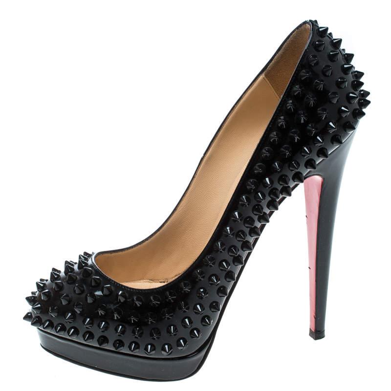 Ces escarpins en cuir verni à picots de Christian Louboutin sont censés s'inspirer du style punk. Le talon aiguille et le bout fermé permettent de conserver un style conventionnel. Les pointes noires sur tout le corps et les semelles rouges ajoutent