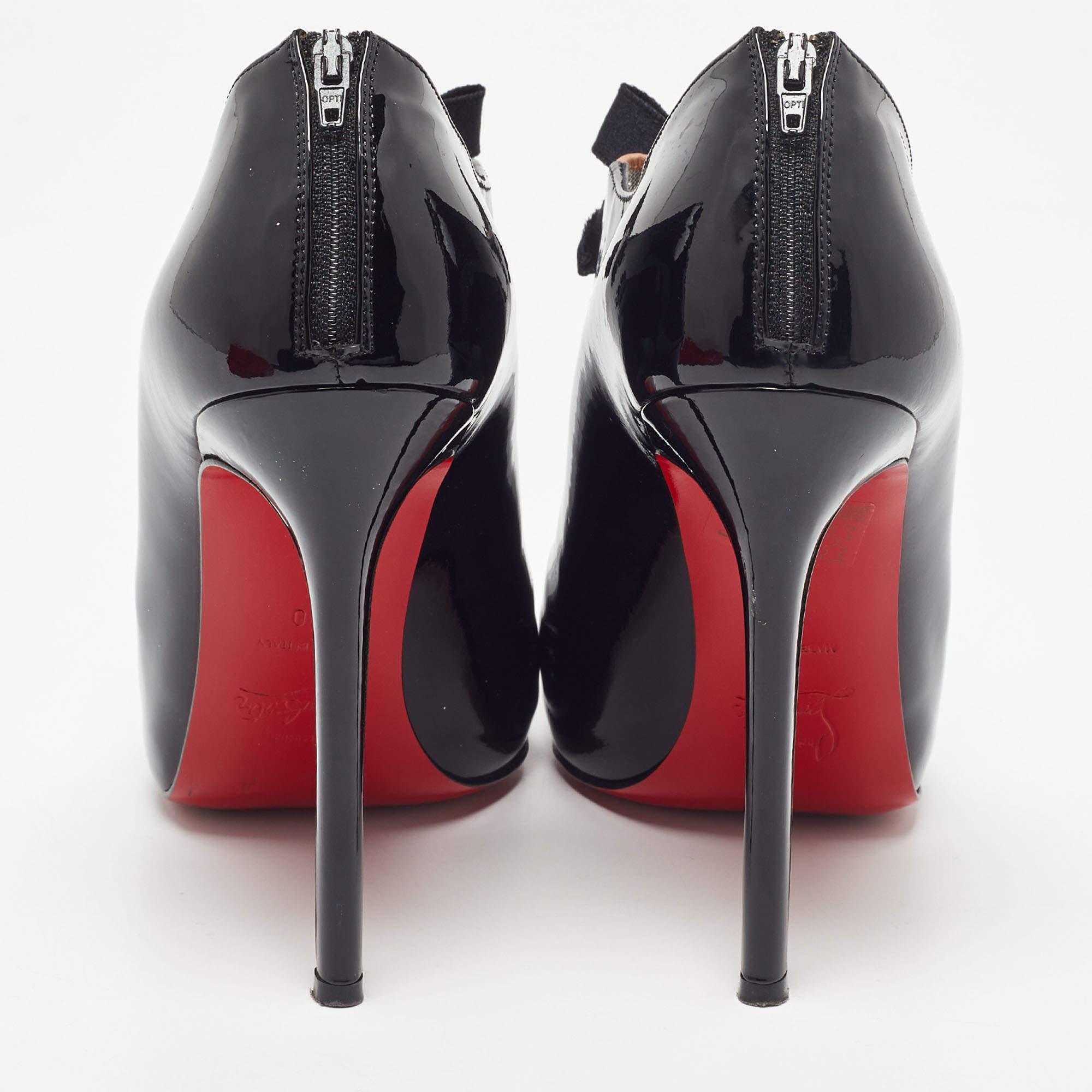 Ergänzen Sie Ihr gut zusammengestelltes Outfit mit diesen authentischen Christian Louboutin Schuhen. Sie sind zeitlos und stilvoll und verfügen über eine erstaunliche Konstruktion für dauerhafte Qualität und bequemen Sitz.

