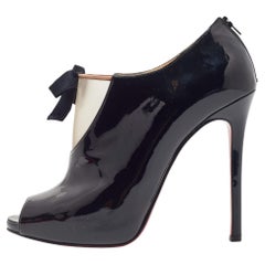 Christian Louboutin Schwarze Stiefeletten aus Lackleder und Mesh in Schwarz 