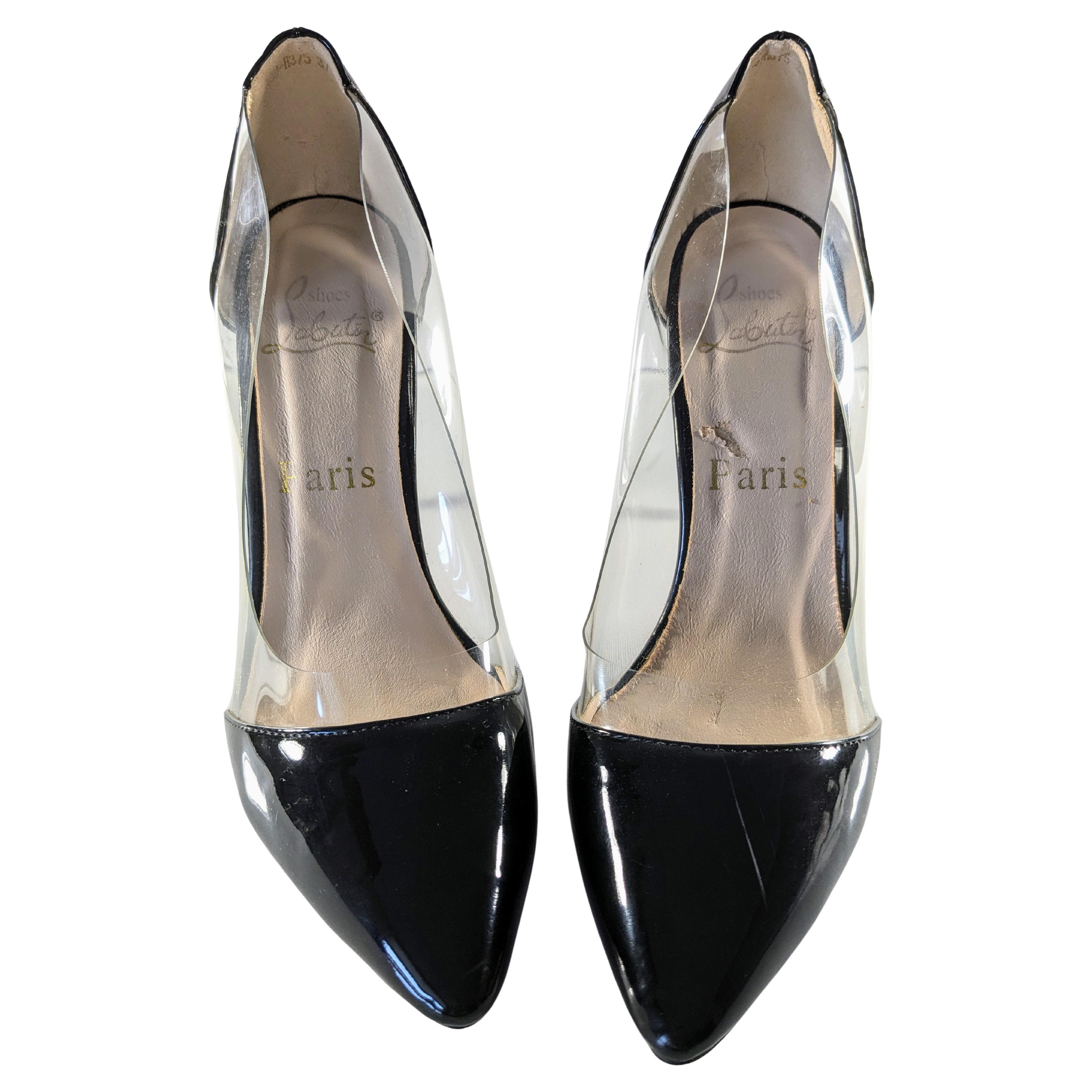 Christian Louboutin Pumps a punta in vernice nera e PVC Cosmo Taglia 38
Queste décolleté di design senza tempo sono destinate a durare stagione dopo stagione. Hanno una vestibilità comoda e finiture di alta qualità.
L'iconica Sol rossa del marchio