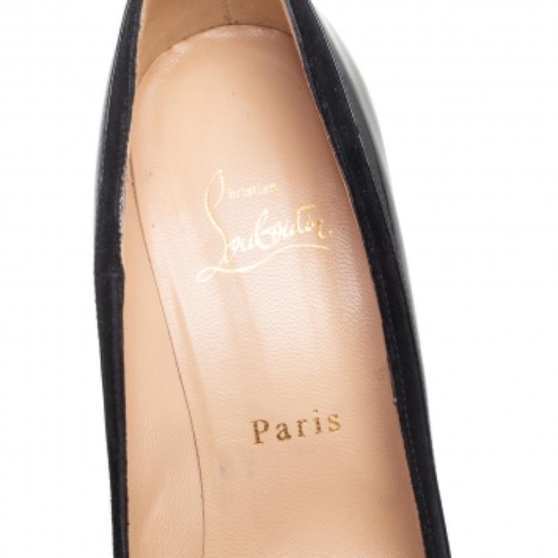 Dai un tocco di classe al tuo abbigliamento con questo paio di décolleté Asteroid firmate Christian Louboutin. Realizzate in vernice e pelle scamosciata, queste scarpe nere sono caratterizzate da plateau, tacchi alti e punte di metallo sulla punta.