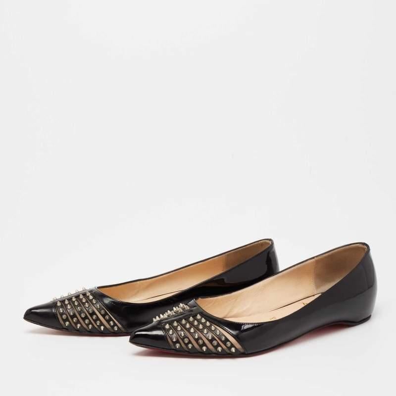 These Bareta ballet flats from the House of Christian Louboutin are all your feet need to be comfy and stylish! They are crafted using black patent leather on the exterior. They display embellishments on the pointed toes and a slip-on feature. These