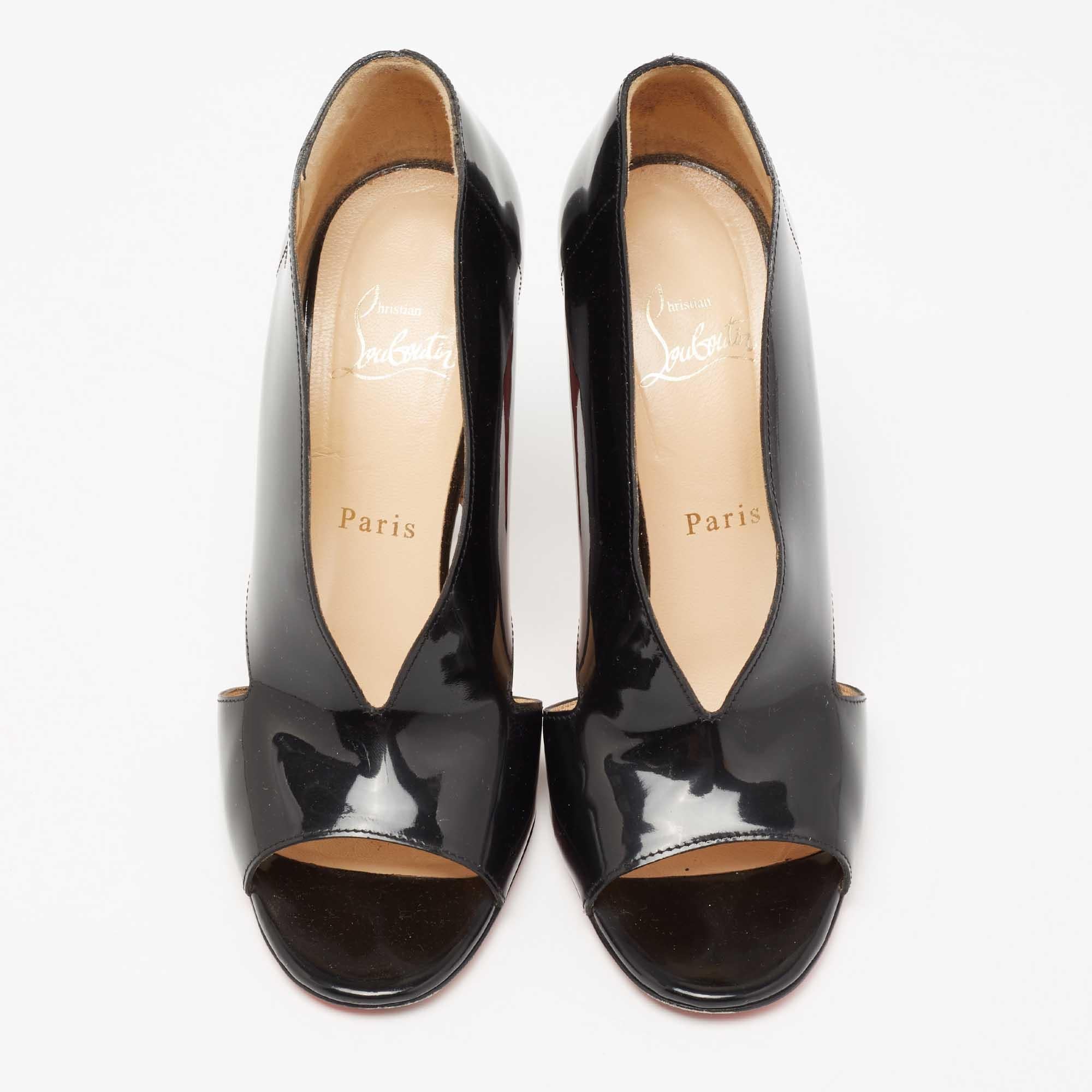 Jazz up your everyday look by flaunting these Creve Coeur pumps crafted from leather. This pair of stunning pumps by Christian Louboutin is the epitome of sophistication. A pair of gorgeous black pumps for you to make an impressive