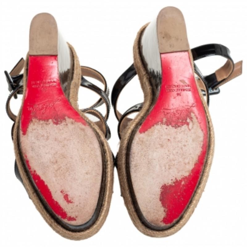 Questi sandali della maison Christian Louboutin sono caratterizzati da punte aperte, cinturini in vernice, chiusura con fibbia alle caviglie e solette foderate in pelle con l'etichetta del marchio. I sandali sono progettati per elevare il tuo