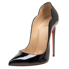 Christian Louboutin Cuir verni noir Hot Chick Scalloped Trim Pointed Toe Pu