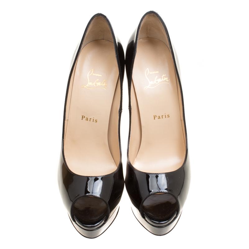 Stand out from a crowd with this gorgeous pair of Louboutins that exude high fashion with class! Crafted from patent leather, this is a piece from their Lady Peep collection. They feature a classic black colour and a sleek exterior. Completed with