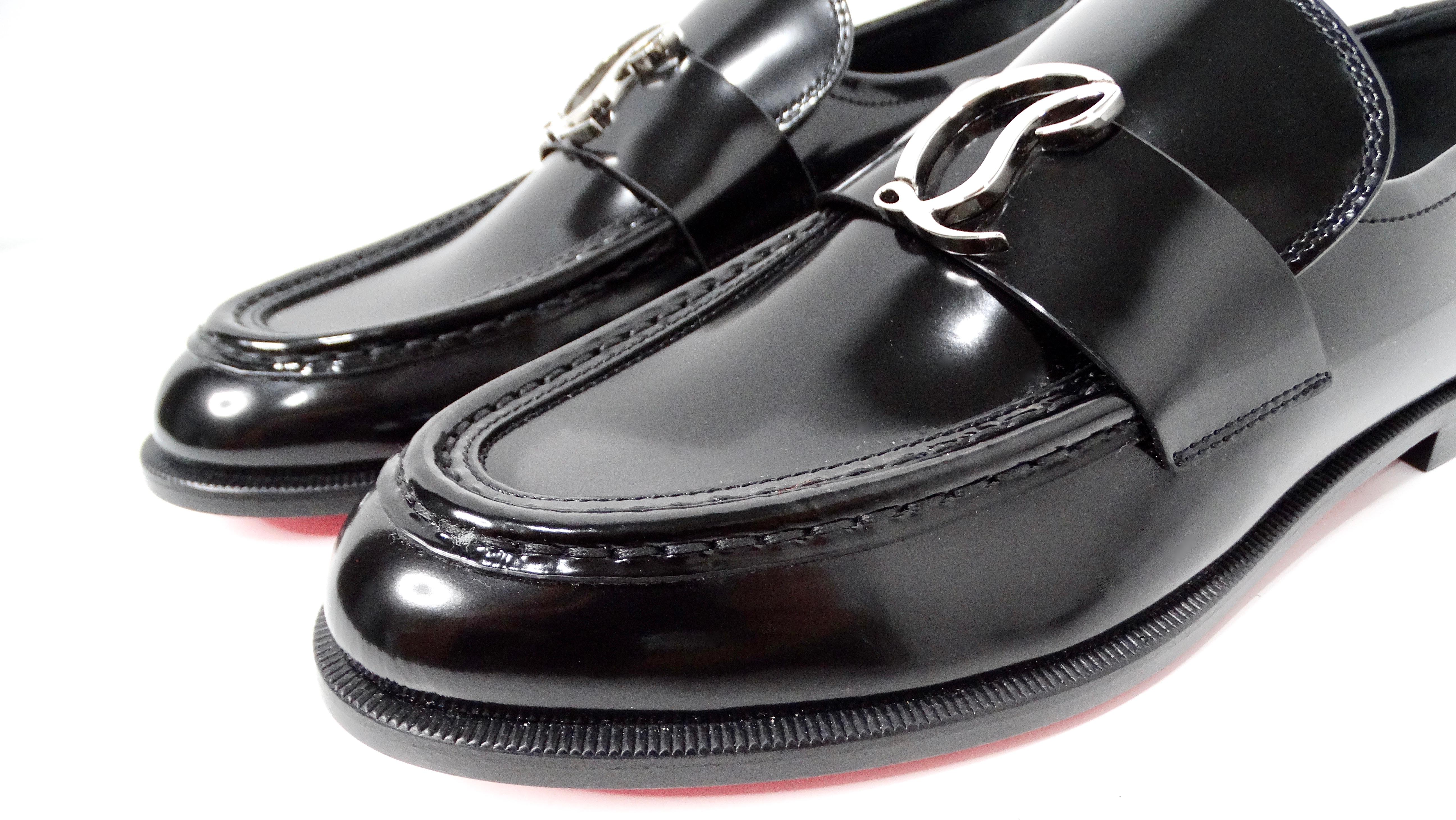 Nero Christian Louboutin Mocassini piatti con logo in vernice nera in vendita