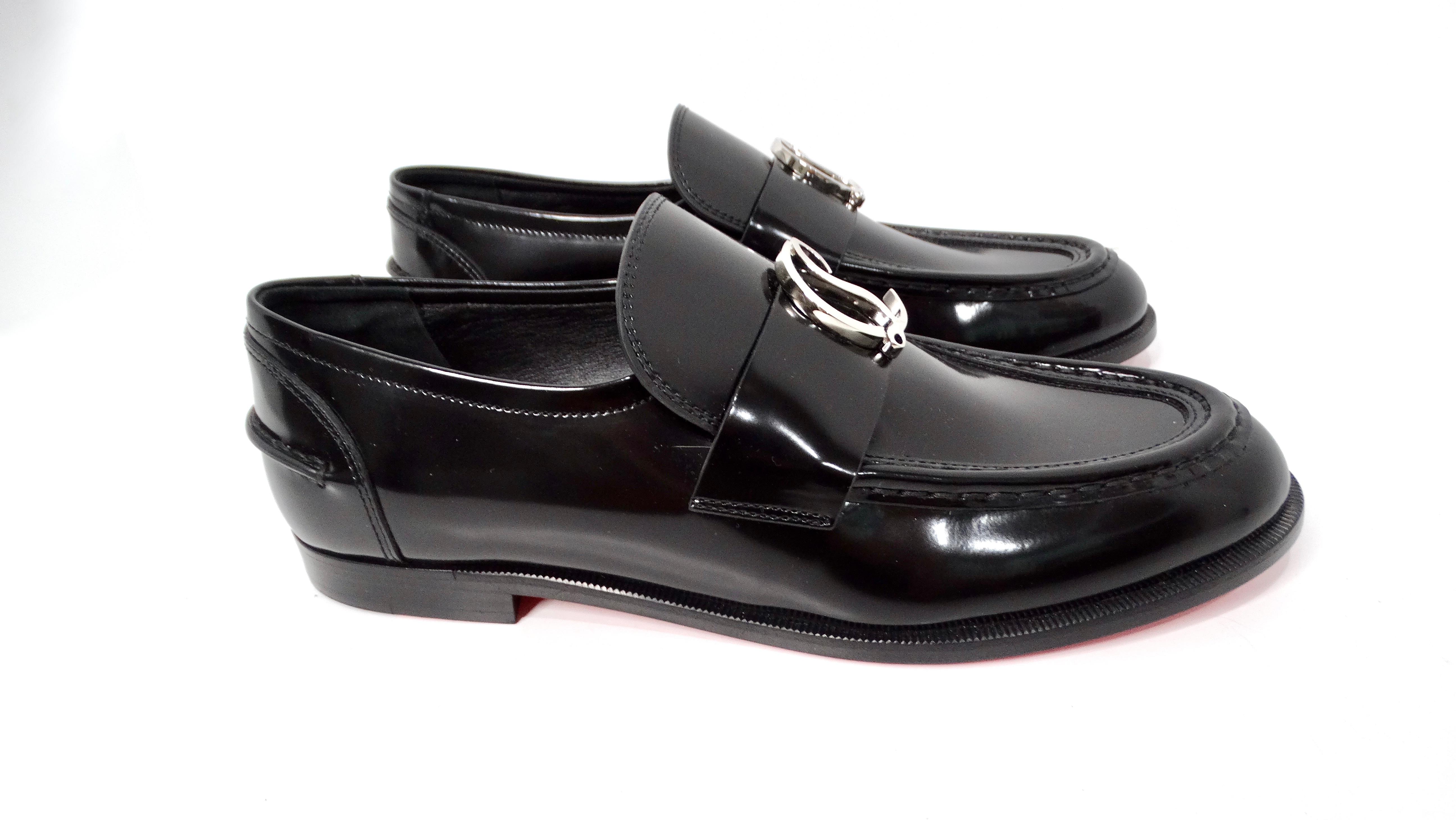 Christian Louboutin Mocassini piatti con logo in vernice nera in vendita 1