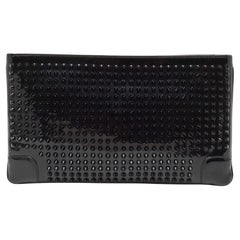 Christian Louboutin Clutch Loubiposh de charol negro con pinchos