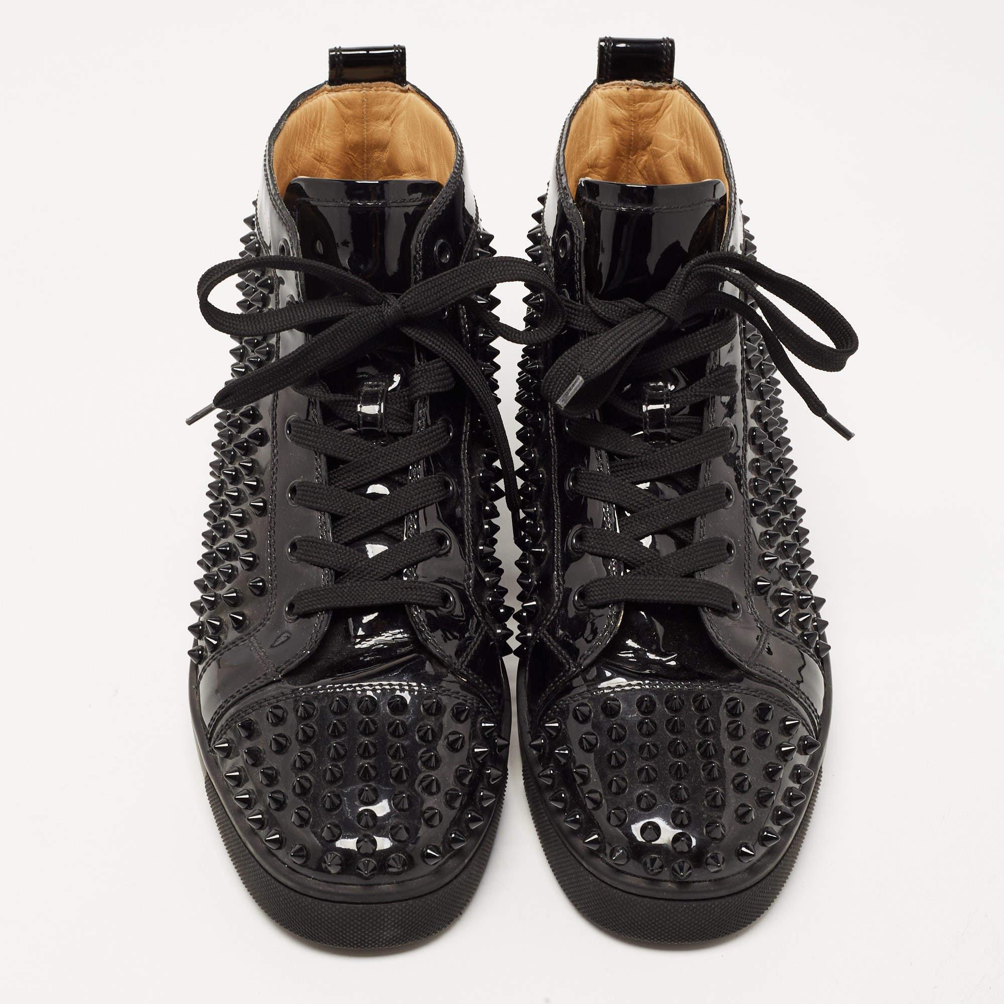 Give your outfit a luxe update with this pair of designer sneakers. The creation is sewn perfectly to help you make a statement in them for a long time.

