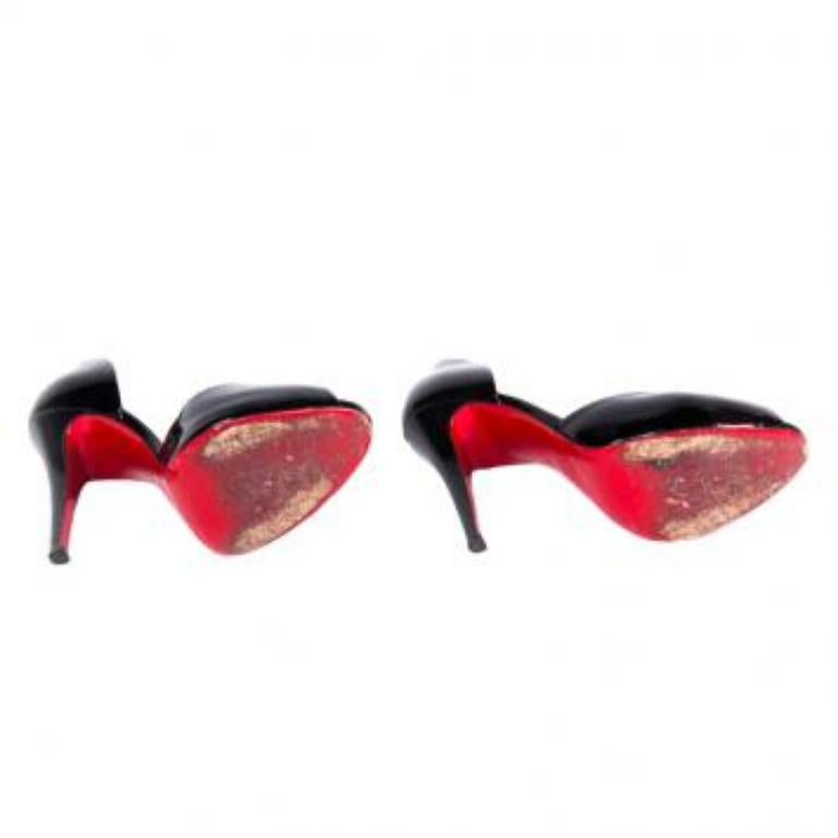 Il n'est pas rare de voir des célébrités arborer les chaussures à semelle rouge de Christian Louboutin. Ces escarpins Madame Claude D'orsay ont été confectionnés en cuir verni noir et présentent des bouts pointus et des contreforts recouverts.