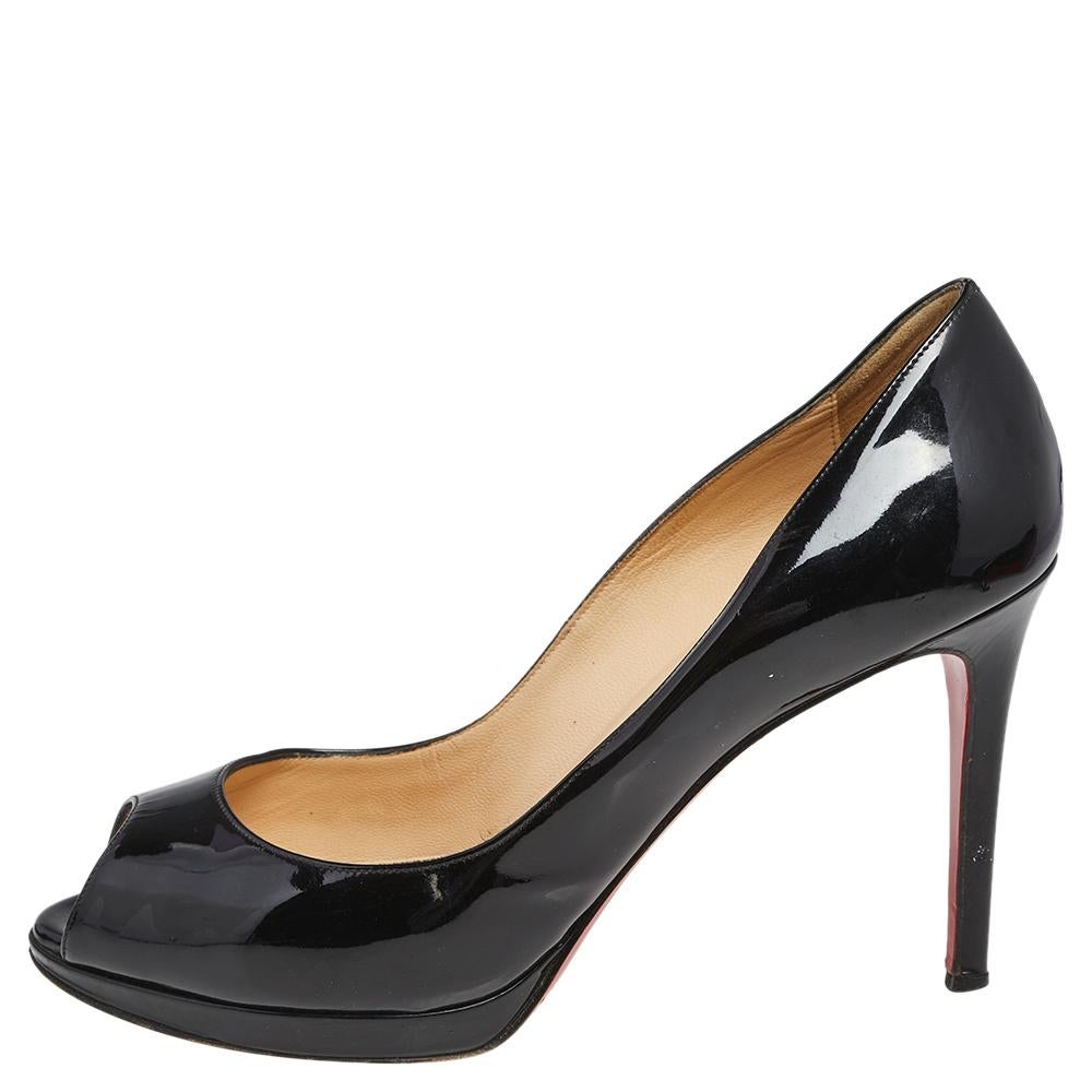 Crafted from well-designed patent leather, this pair of pumps will make you look like a diva. Christian Louboutin is known for its classy yet simple designs. Don these black pumps and lend a unique style statement to your outfit.