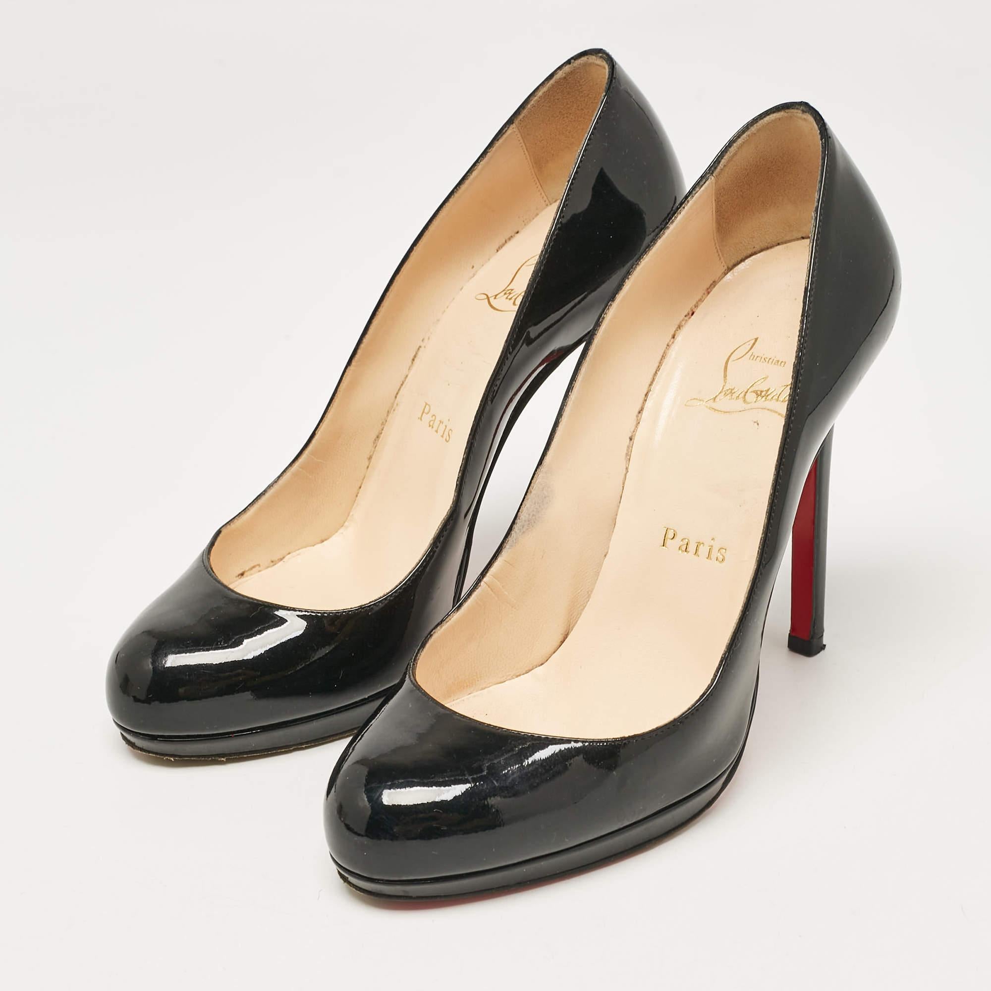 Faites preuve de chic avec ces escarpins de créateur. Ils présentent des talons robustes et des semelles durables  parfait pour vos sorties à la mode