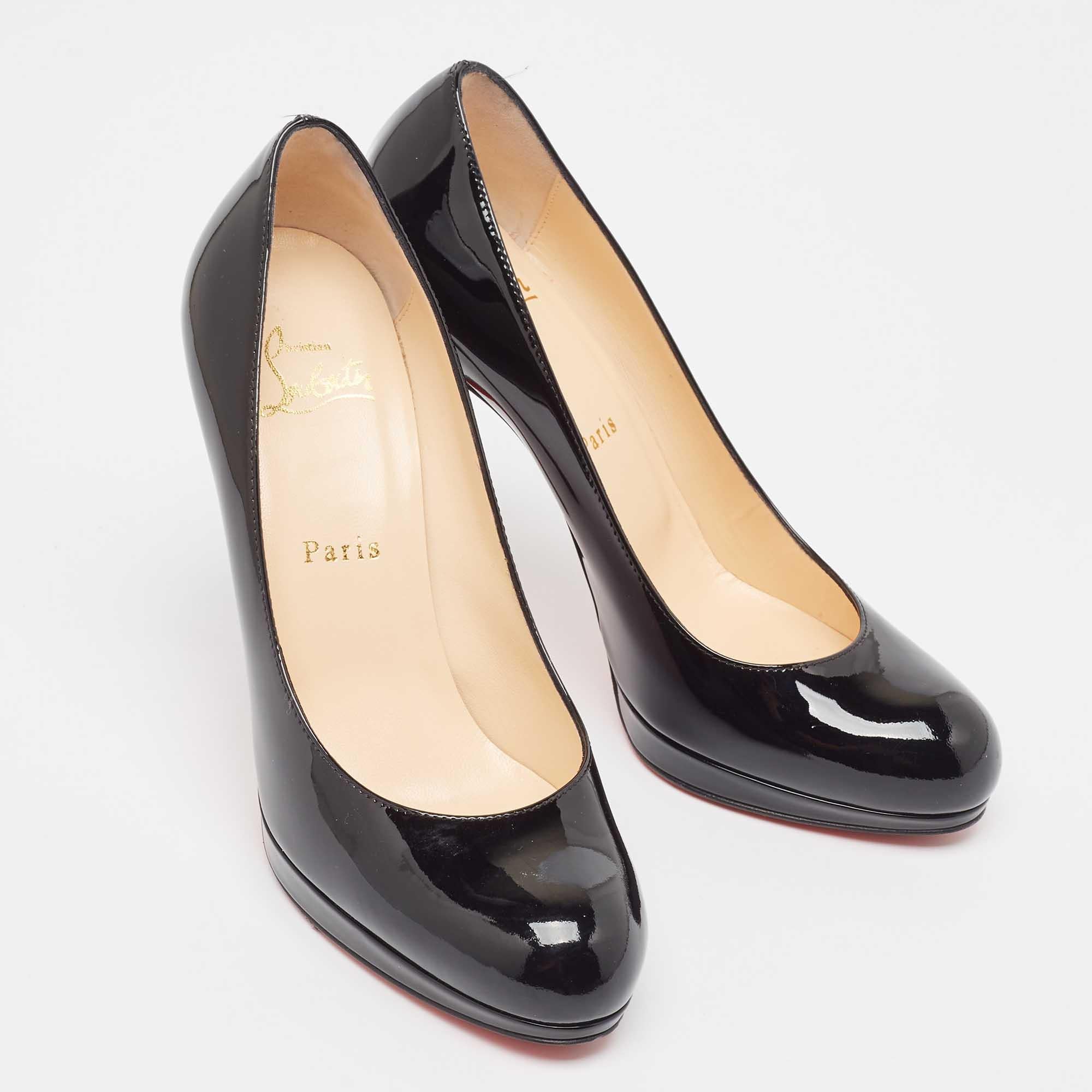 Christian Louboutin Bombas sencillas nuevas de charol negro talla 37.5 en Bastante bueno Estado en Dubai, Al Qouz 2