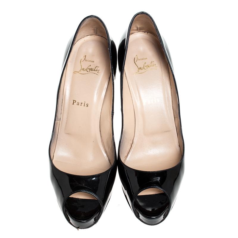 This stunning pair of Very Prive pumps from Christian Louboutin are sure to add some class to your outfits. The peep-toe pumps have been crafted from patent leather, and they come with comfortable leather insoles. They are complete with 12.5 cm