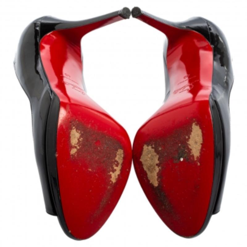 Aggiungi un tocco di lusso al tuo outfit indossando queste décolleté di Christian Louboutin. Sono realizzate in pelle verniciata nera all'esterno e sono impreziosite da punte e plateau. Queste bellissime décolleté sono caratterizzate da tacchi