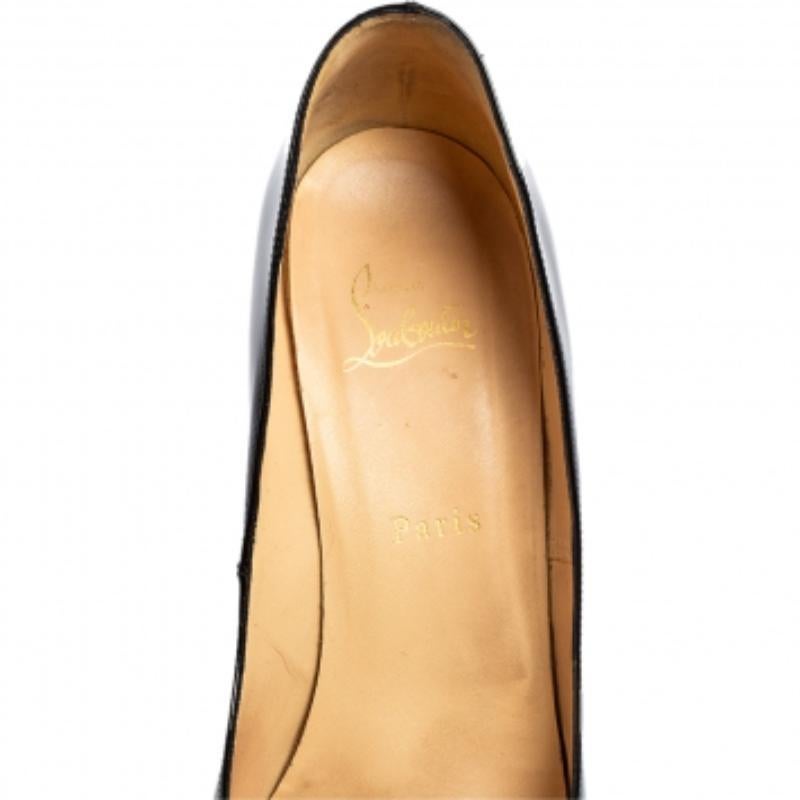 Christian Louboutin - Pompe in vernice nera con zeppa di pelle taglia 40 In condizioni buone in vendita a Dubai, Al Qouz 2