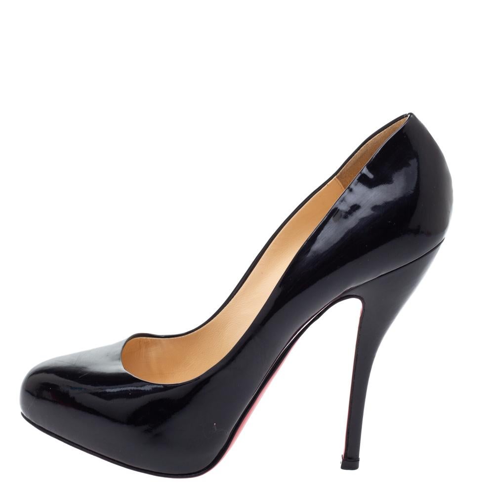 A grand arch and a classic black shade define this pair of pumps by Christian Louboutin. They are crafted from patent leather and styled with almond toes and 13 cm heels. Lacquered with red on the soles as a signature touch, these pumps will delight