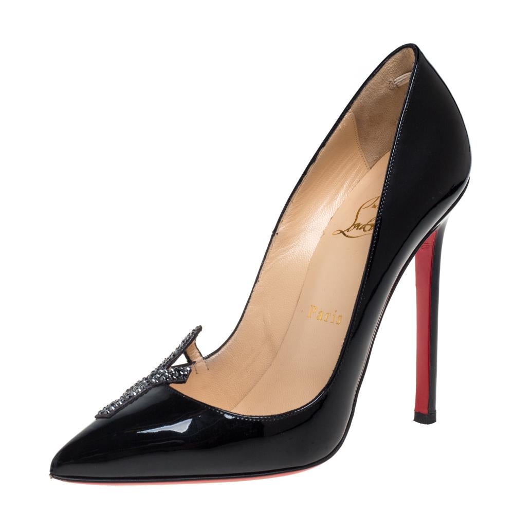 Zeigen Sie Ihre Liebe zur Mode, wenn Sie diese Pumps von Christian Louboutin tragen. Sie zeichnen sich durch auffällige Verzierungen auf dem Blatt, glänzendes Lackleder und spitze Zehen aus und sind auf 12 cm hohen Absätzen erhöht. Diese schwarzen