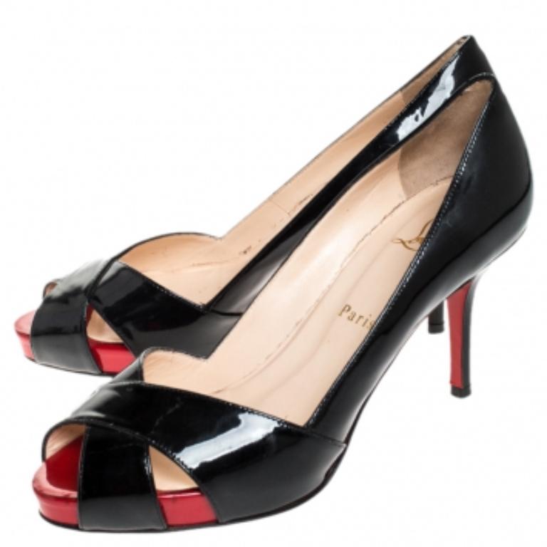 Adoptez un look ultra-chic en arborant cette paire d'escarpins Christian Louboutin. Confectionnées en Italie, elles sont réalisées en cuir verni brillant et se déclinent dans une jolie teinte noire. Ils sont dotés d'un bout pointu, d'un devant