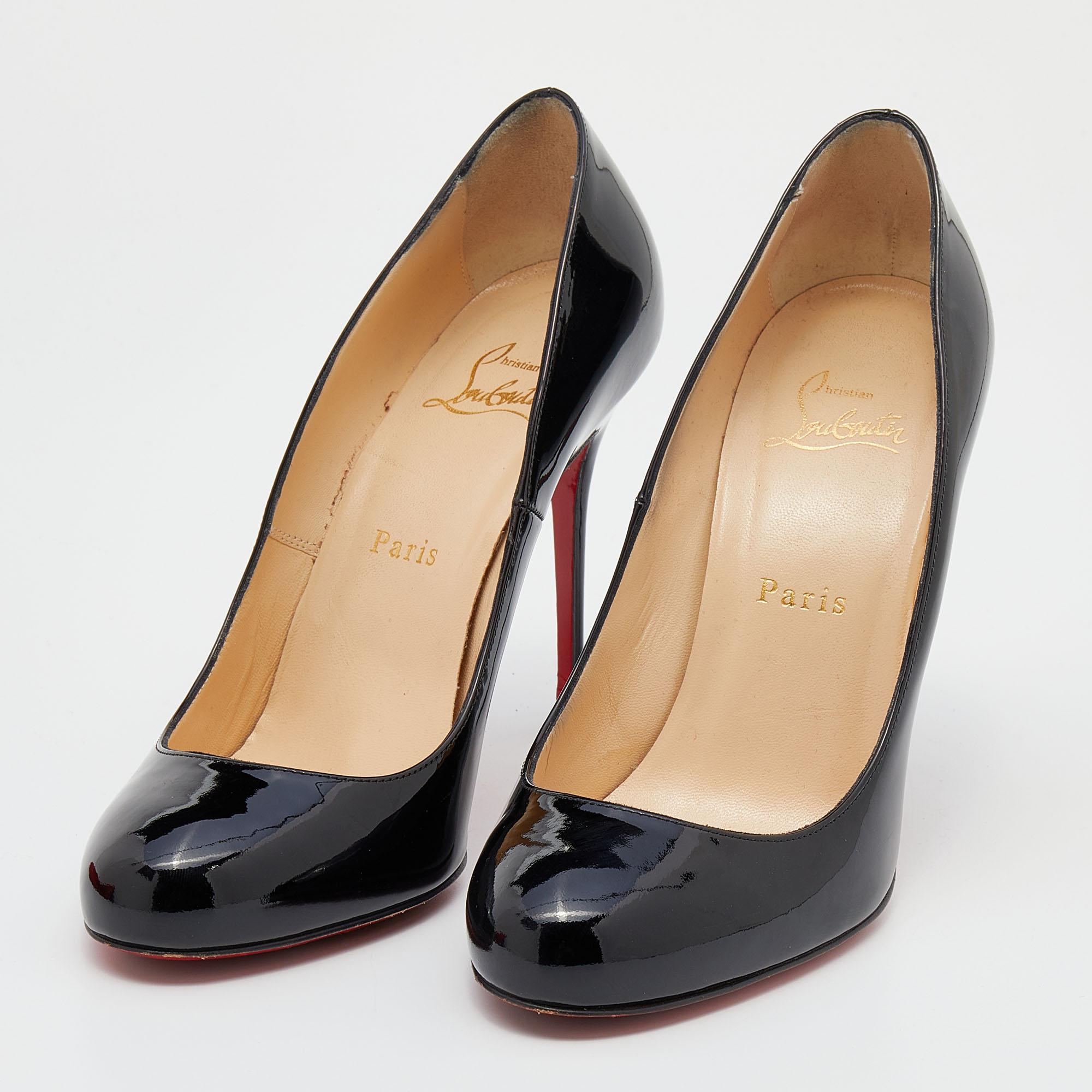 Collectionnée en cuir verni, cette paire est issue de la collection d'escarpins de CL. Les chaussures sont dotées d'orteils recouverts, de talons de 10 cm et de semelles rouges emblématiques pour compléter chacun de vos pas.

Comprend : Sac à