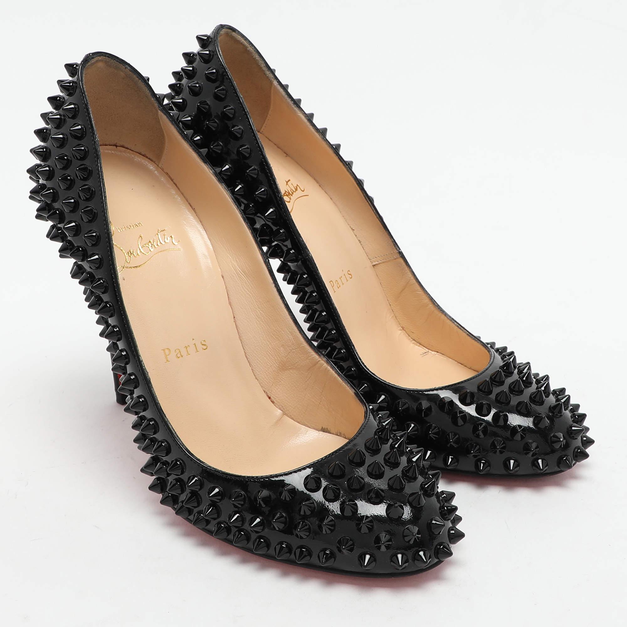 Christian Louboutin Bombas de punta simple de charol negro Talla 37.5 en Bueno estado para la venta en Dubai, Al Qouz 2