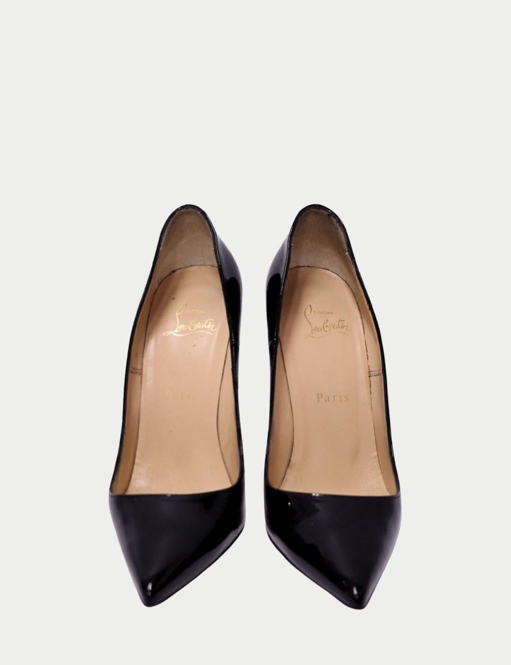 Christian Louboutin Schwarzes Lackleder So Kate Pumps 

Mit diesen kultigen Christian Louboutin So Kate Pumps aus glänzendem schwarzem Lackleder und der markentypischen roten Sohle sind Sie ein echter Hingucker. Die ultraschlanke Silhouette, die