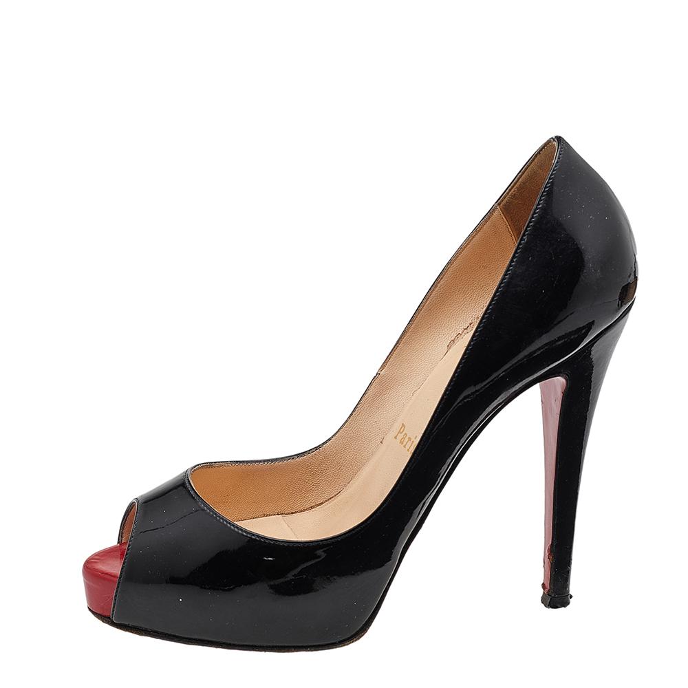 This stunning pair of Very Prive pumps from Christian Louboutin is sure to elevate your outfits. The peep-toe pumps have been crafted from black patent leather, and they come with 11.5 cm heels, platforms, and the signature red soles.