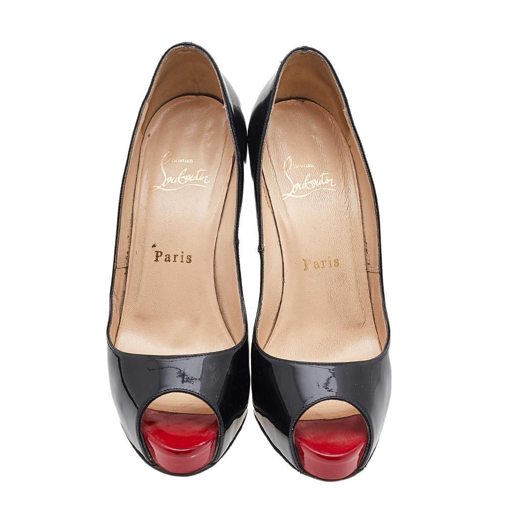 This stunning pair of Very Prive pumps from Christian Louboutin is sure to elevate your outfits. The peep-toe pumps have been crafted from black patent leather, and they come with 11.5 cm heels, platforms, and the signature red soles.

