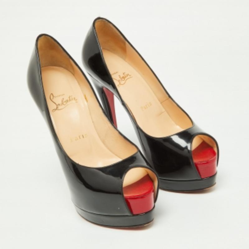 Christian Louboutin Sehr Prive Peep Toe Pumps aus schwarzem Lackleder Größe 36 im Zustand „Gut“ in Dubai, Al Qouz 2