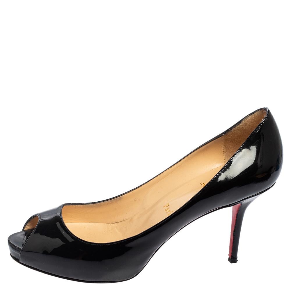 Dieses Paar Christian Louboutin-Pumps ist ein zeitloser Klassiker. Mit diesen Lackschuhen, die sich für alle Gelegenheiten eignen, sind Sie stilvoll unterwegs. Sie haben Peep-Toes, Plateaus und 8,5 cm hohe Absätze.