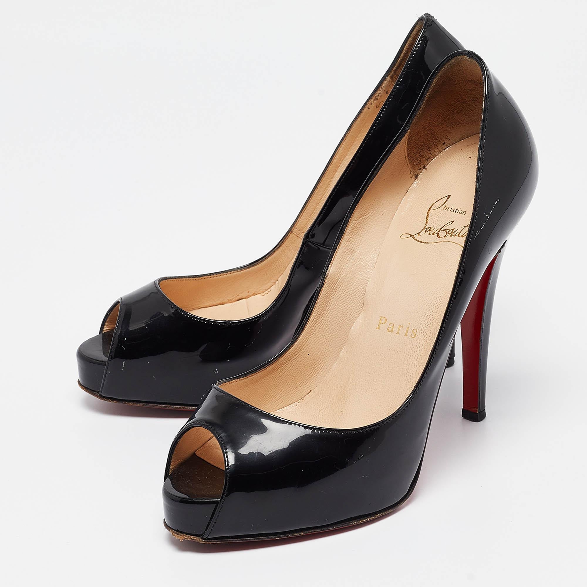 Make a chic style statement with these designer pumps. They showcase sturdy heels and durable soles perfect for your fashionable outings

