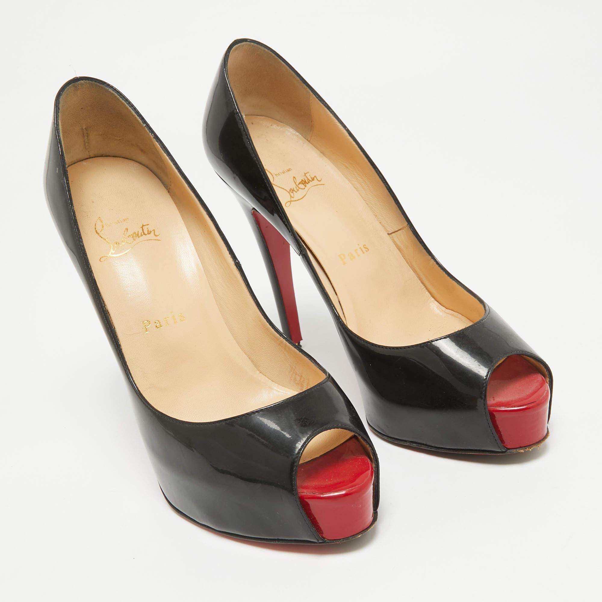 Christian Louboutin Bombas de charol negro Very Prive Talla 38 en Bueno Estado en Dubai, Al Qouz 2