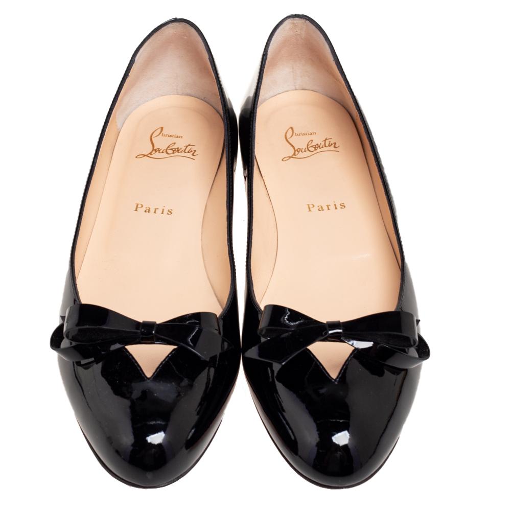 These classy Vinodo ballet flats reflect Christian Louboutin's dedication to flawless craftsmanship. They are made from patent leather for the exterior and showcase bow-detailed uppers and low heels. Get the best of comfortable style with this