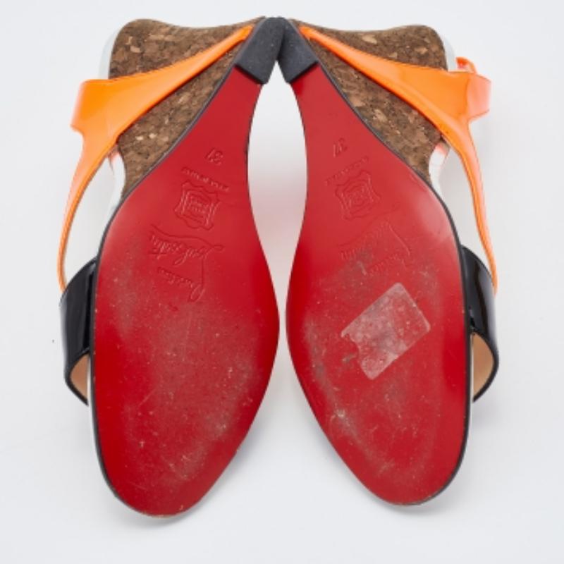 Christian Louboutin Sandali con zeppa Yasmin in vernice nera taglia 37 in vendita 2