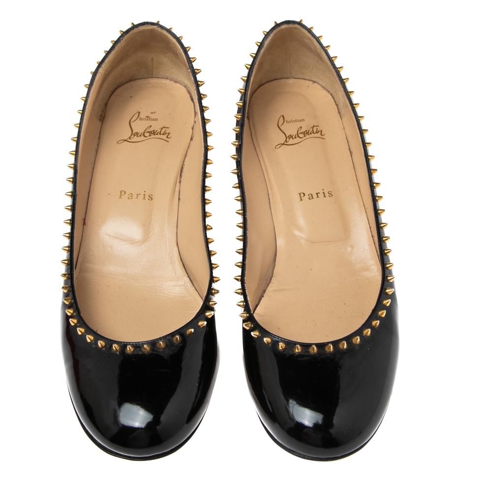 The appealing design and comfortable quality make this Christian Louboutin pair a great purchase. Crafted from patent leather, these designer pumps carry a classy black exterior, round toes, spikes, and 3.5 cm block heels.

Includes: Original