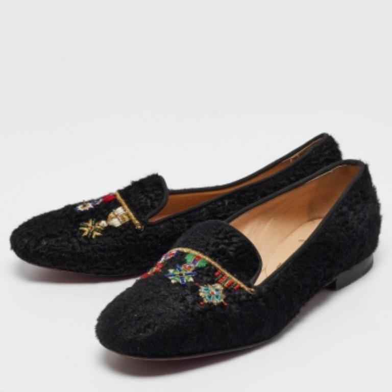 Procedentes de una de las casas de moda más célebres, estas zapatillas de fumar son conocidas por su brillante artesanía. Una mezcla perfecta de comodidad y estilo, estas zapatillas de fumar añadirán un toque refinado a tu conjunto sin demasiado