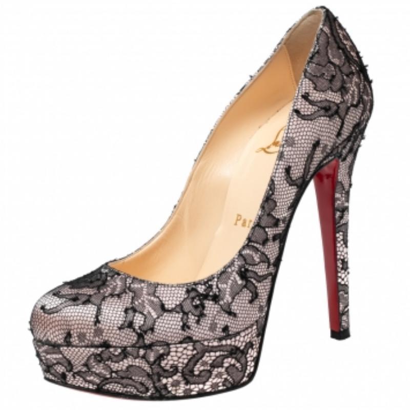 Abbraccia nuovi stili e tendenze indossando queste décolleté Bianca della Maison Christian Louboutin. Sono realizzati in pizzo e raso nero-rosa, per un look eccezionalmente glamour. Queste décolleté presentano plateau, punte arrotondate e tacchi a