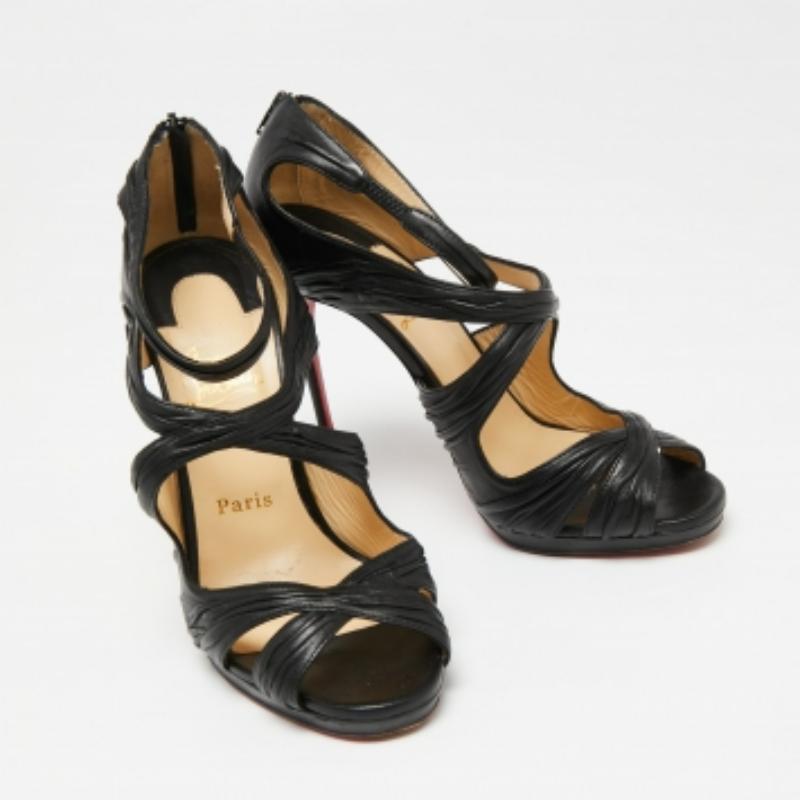 Christian Louboutin Sandales Kashou en cuir plissé noir Taille 38 Bon état - En vente à Dubai, Al Qouz 2