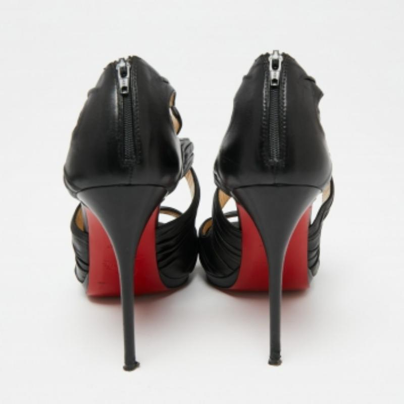 Christian Louboutin Sandales Kashou en cuir plissé noir Taille 38 en vente 1